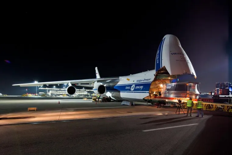 Voith transportiert ein 73-Tonnen-Laufrad mit einem Flugzeug zum Wasserkraftwerk Bratsk in Sibirien Bild: Voith transportiert ein 73-Tonnen-Laufrad mit einem Flugzeug zum Wasserkraftwerk Bratsk in Sibirien