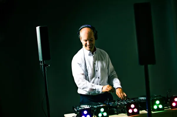 Bild: DJ-Engpässe im Sommer: So sichern sich Brautpaare rechtzeitig ihren Wunschtermin für Ihre Hochzeit in 2026