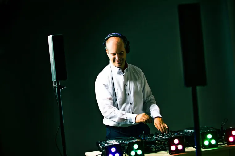 DJ-Engpässe im Sommer: So sichern sich Brautpaare rechtzeitig ihren Wunschtermin für Ihre Hochzeit in 2026 Bild: DJ-Engpässe im Sommer: So sichern sich Brautpaare rechtzeitig ihren Wunschtermin für Ihre Hochzeit in 2026