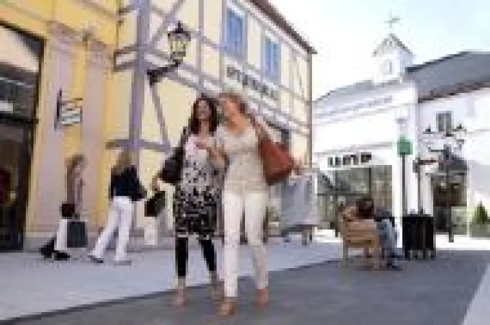 Bild: Designer Outlet Berlin – Die neue Frühjahrsmode bringt den Revival-Trend