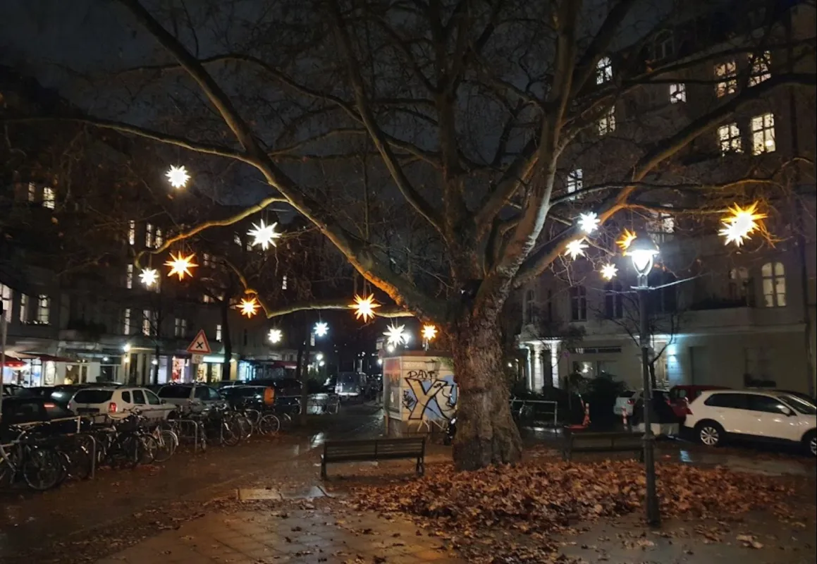 Herrnhuter Sterne in der Leonhardtstrasse (© Family & Friends e. V., André Ballin)