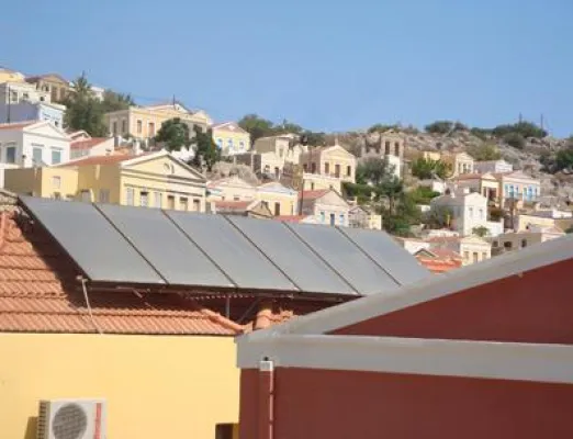 Kollektoren am Iapetos Village Hotel erstrahlen unter griechischer Sonne Bild: Kollektoren am Iapetos Village Hotel erstrahlen unter griechischer Sonne