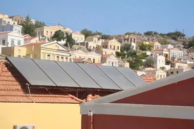 Kollektoren am Iapetos Village Hotel erstrahlen unter griechischer Sonne Bild: Kollektoren am Iapetos Village Hotel erstrahlen unter griechischer Sonne