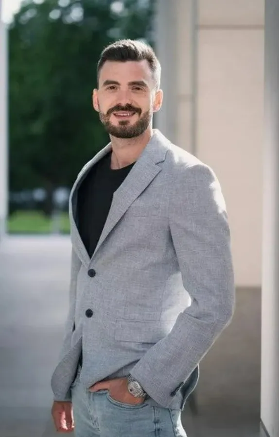 Jakob Kiender – bringt Erfahrung und Strategie in die Sprache moderner Markenkommunikation.