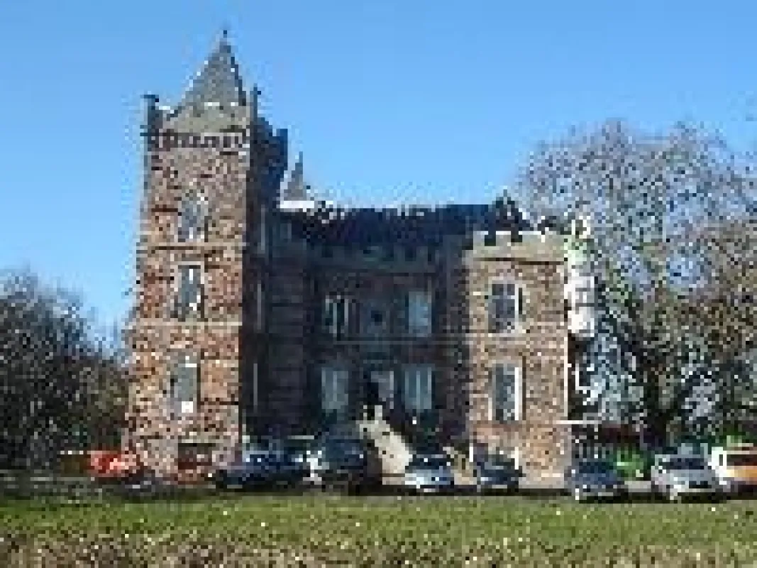 Die Nordfassade ist eingerüstet und wird mit Exzellent Feuchteregulierungsputz saniert.