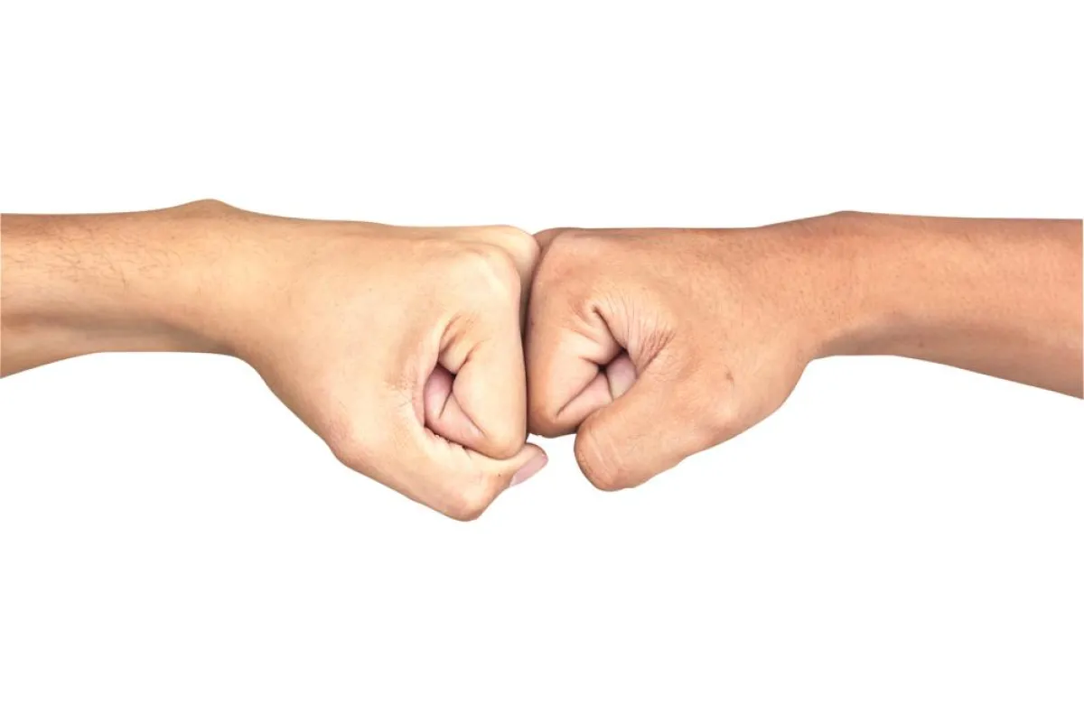 So sieht eine hygienische Begrüßung aus. Foto: © aekkaphob – Fotolia.com