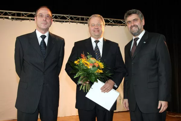 Bild: Verleihung der Honorarprofessur an Professor Karl Born - Staatssekretär Dr. Valentin Gramlich zeichnet Touristik-Experten an der Hochschule Harz aus