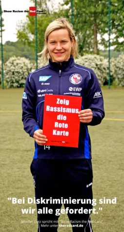 Bild: Jennifer Zietz zeigt Rassismus und Sexismus die Rote Karte