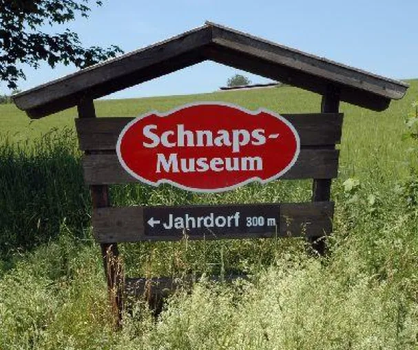 Traditionen und Schnaps-Spezialitäten in der alten Hausbrauerei Penninger Bild: Traditionen und Schnaps-Spezialitäten in der alten Hausbrauerei Penninger