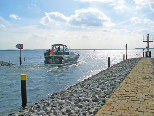 Bild: Vom Bodden mit dem Hausboot zu den Störtebecker Festspielen