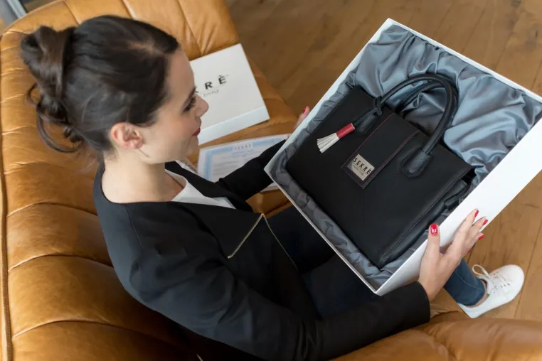 Bild: 160 Designerinnen für eine Luxus-Handtasche