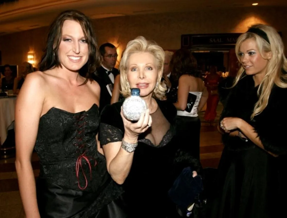 UNESCO Sonderbotschafterin Ute Ohoven präsentiert der Presse stolz das Geschenk von ORB-Testimonial Yvonne (l.)