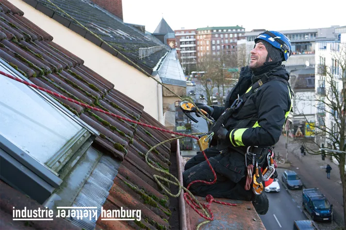 Bild: Industrie Kletterer Hamburg: Effizienz und Gründlichkeit bei der Dachpflege