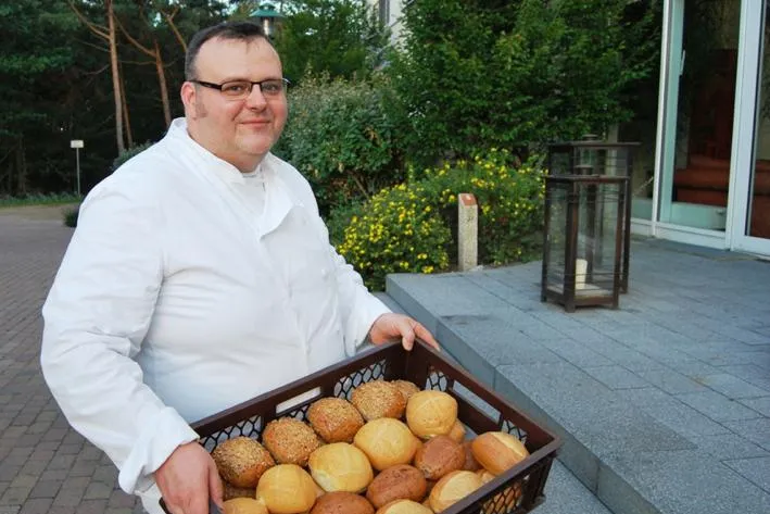 Bild: HOTELGÄSTE BEGEISTERT: DUFTENDE FRÜHSTÜCKSBRÖTCHEN NACH EHRLICHER HANDWERKSART GEBACKEN