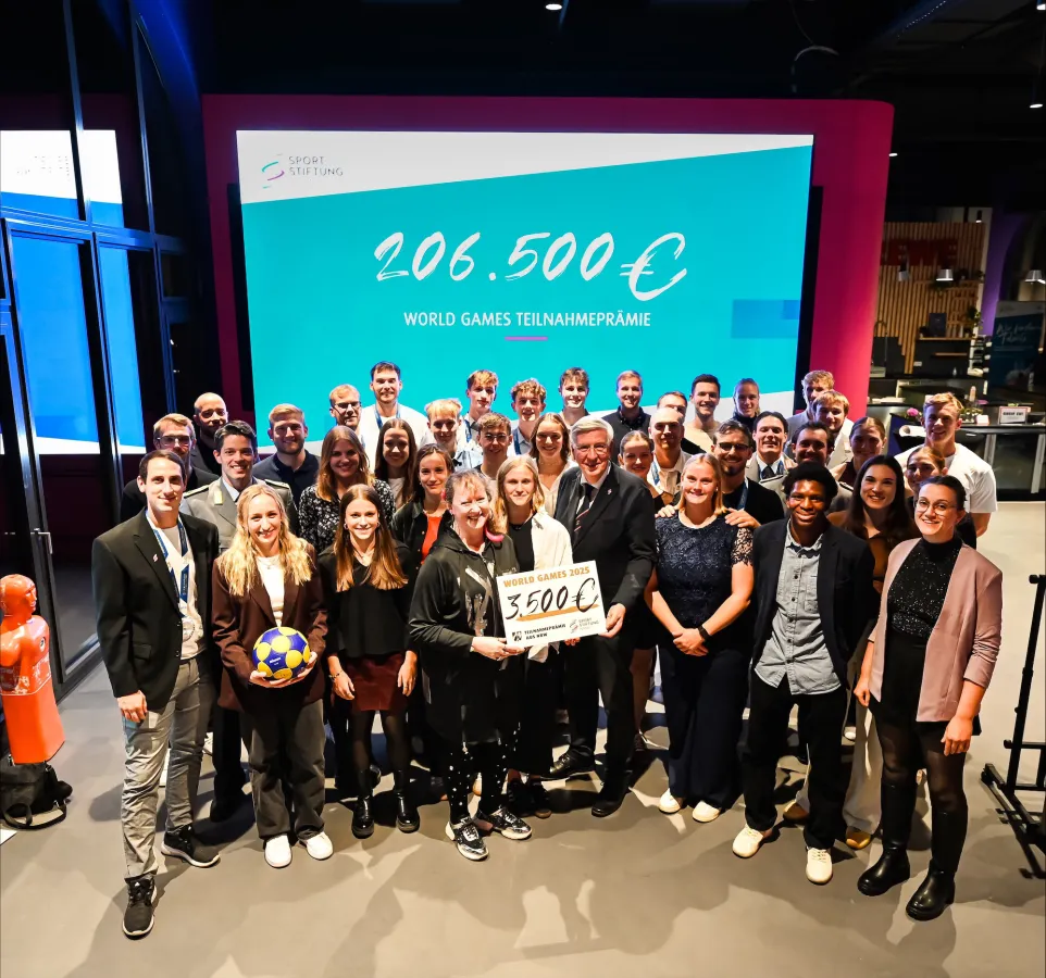 Erste Prämierung der World-Games-Teilnehmer durch die Sportstiftung NRW bei SK Magenta Facility Köln (© ©Sportstiftung NRW / Foto Andrea Bowinkelmann)