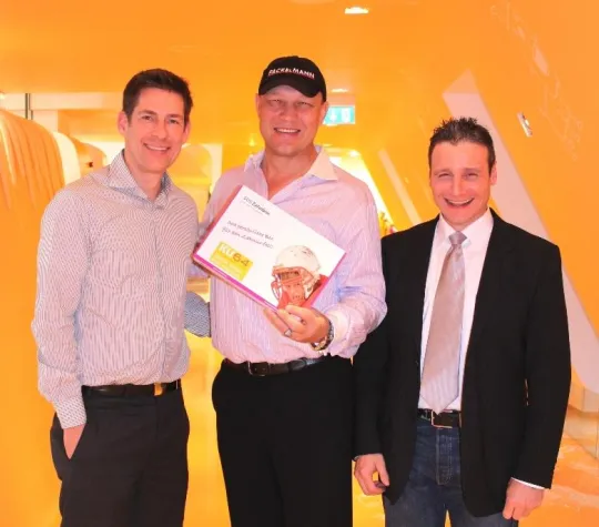 Bild: Zähne retten statt ersetzen - KU64 versorgt Berliner Schulen und Schwimmbäder mit der SOS-Zahnrettungsbox