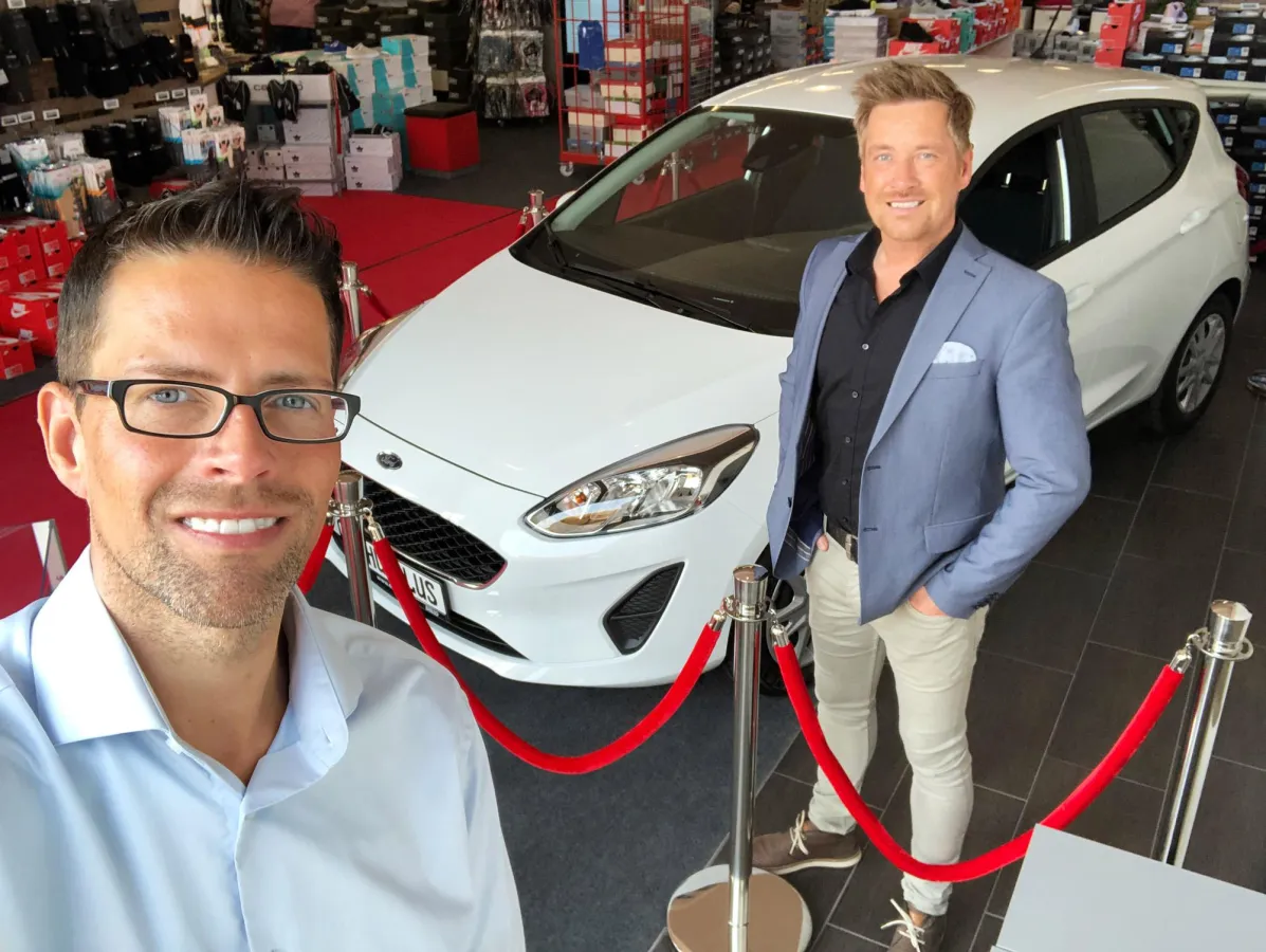 Georg Mahn (l.) und Kay Zimmer (r.), Chef von schuhplus, verlosen einen Ford Fiesta