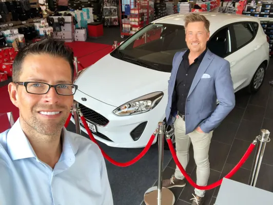 Bild: schuhplus verlost PKW mit Premium-Partner Josef Seibel