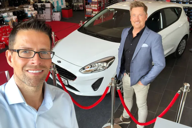 Bild: schuhplus verlost PKW mit Premium-Partner Josef Seibel