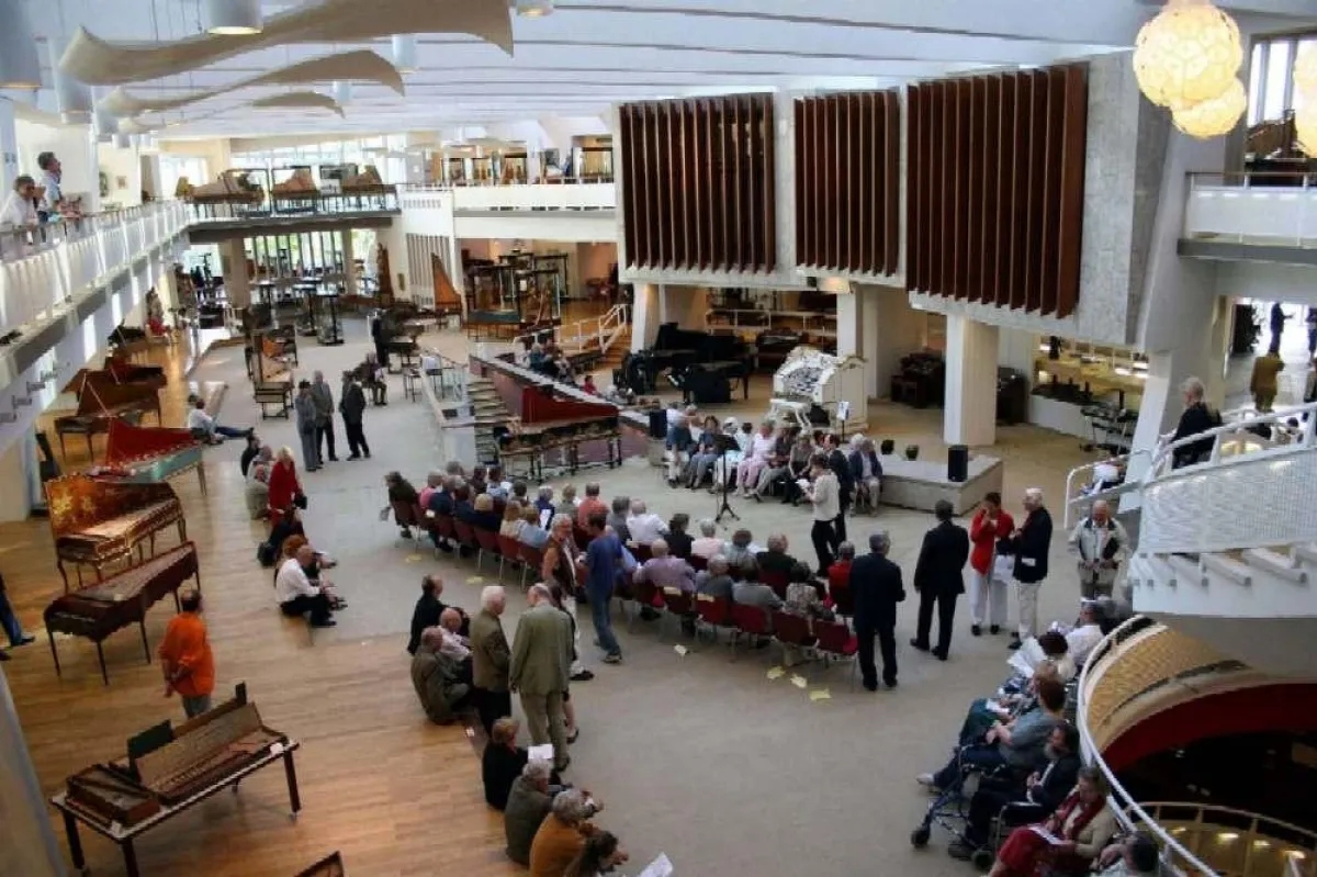 Innenansicht des Musikinstrumenten-Museum mit Blick auf die Wurlitzer Orgel © SIM PK / J.J. Riehle