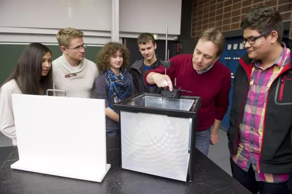 Bild: Probestudium Physik für Schüler befasst sich mit „Schwingungen und allerlei Wellen“
