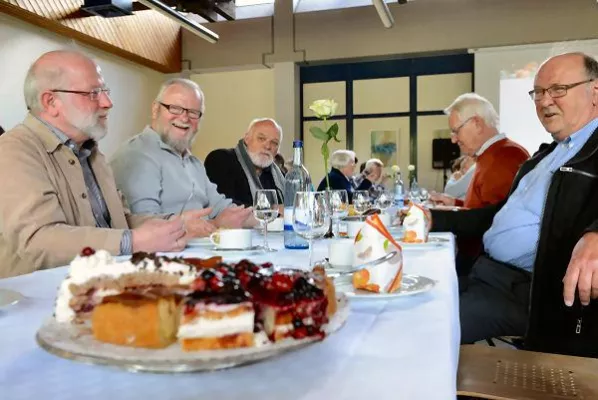 Bild: 125 ehemalige Mitarbeiter kommen zusammen