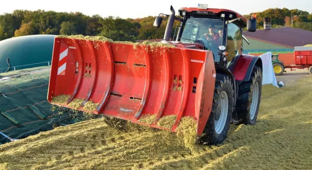 Teleskop-Maisschiebeschild für Lohnunternehmer und Biogasanlagen Bild: Teleskop-Maisschiebeschild für Lohnunternehmer und Biogasanlagen