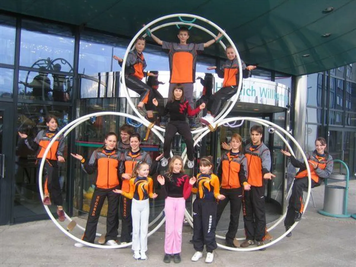 Die Jugend der Rhönradabteilung des FC Sachsen präsentieren sich bei Möbel Pilipp