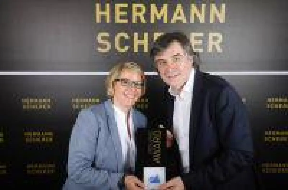 Top Speaker Hermann Scherer überreichte Katja Voigt den Publikumspreis und den Excellence Award nach ihrem Sieg.