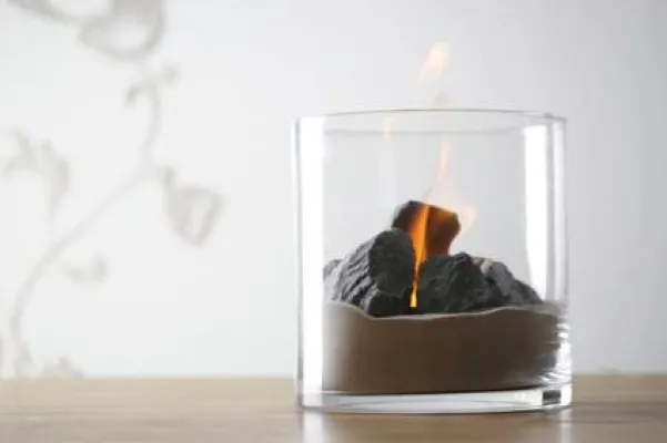 Bild: Der Tischkamin TK2020 von fireseller.de sorgt für stilvolles Ambiente drinnen und draußen