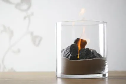 Bild: Der Tischkamin TK2020 von fireseller.de sorgt für stilvolles Ambiente drinnen und draußen
