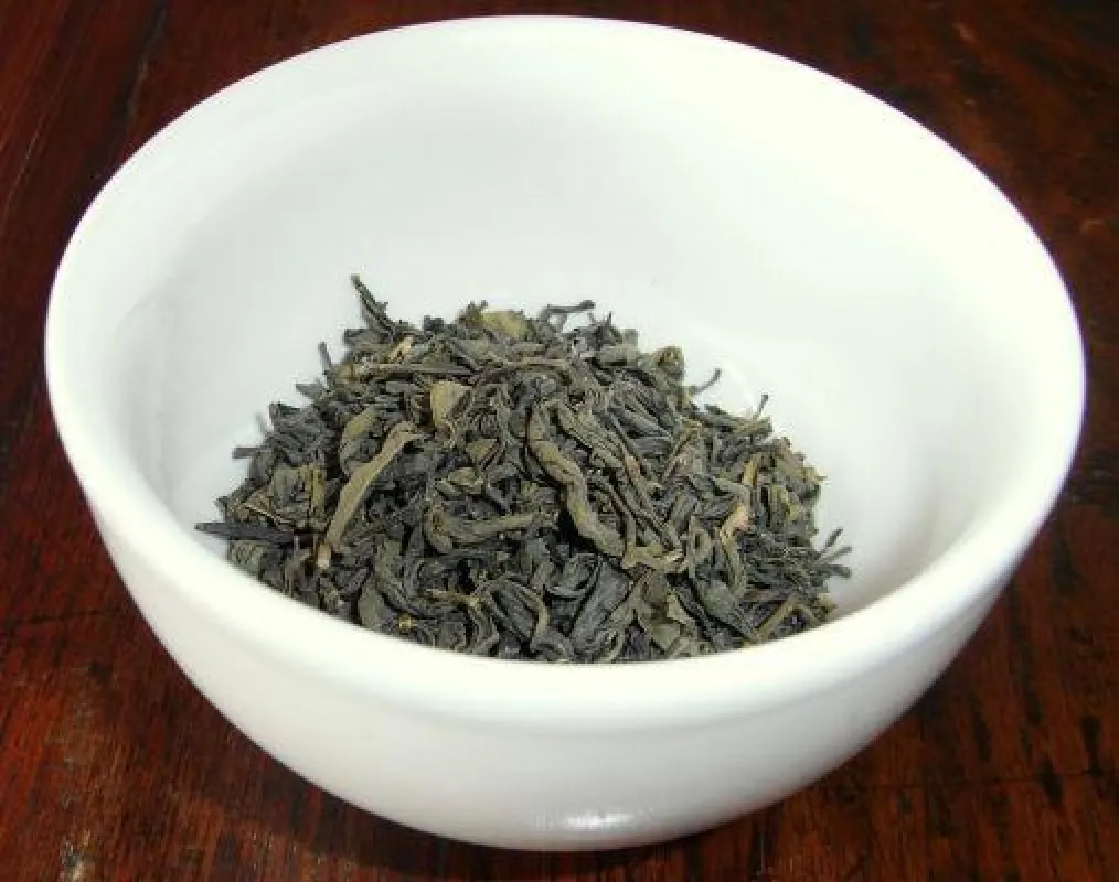 Snow Tea aus Vietnam – Grüner Tee mit schneeweißen Flecken auf den Teeblättern.