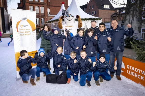 Bild: 101. Übergabe beim Stadtwerke Lübeck Trikot-Tausch: Neue Regenjacken für D-Jugendfußballer des SSV Jersbek