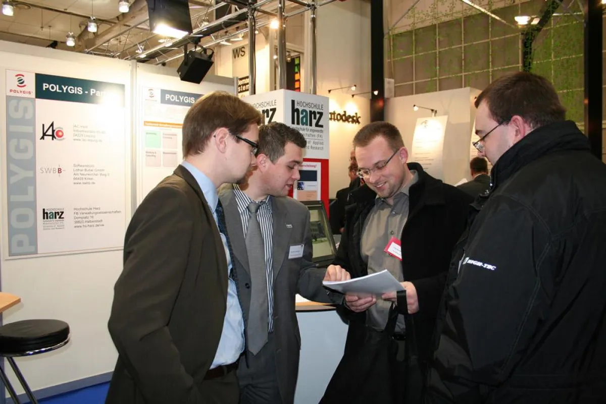 André Göbel (l.) und Sebastian Ziervogel (2.v.l.) vom Fachbereich Verwaltungswissenschaften der Hochschule Harz standen zahlreichen Messebesuchern auf der KOMCOM Nord in Hannover Rede und Antwort