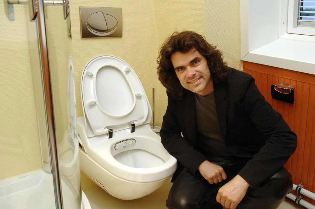 Bauleiter Ronald Meyer mit dem in der Windmühle eingebauten Dusch-WC Balena 8000.