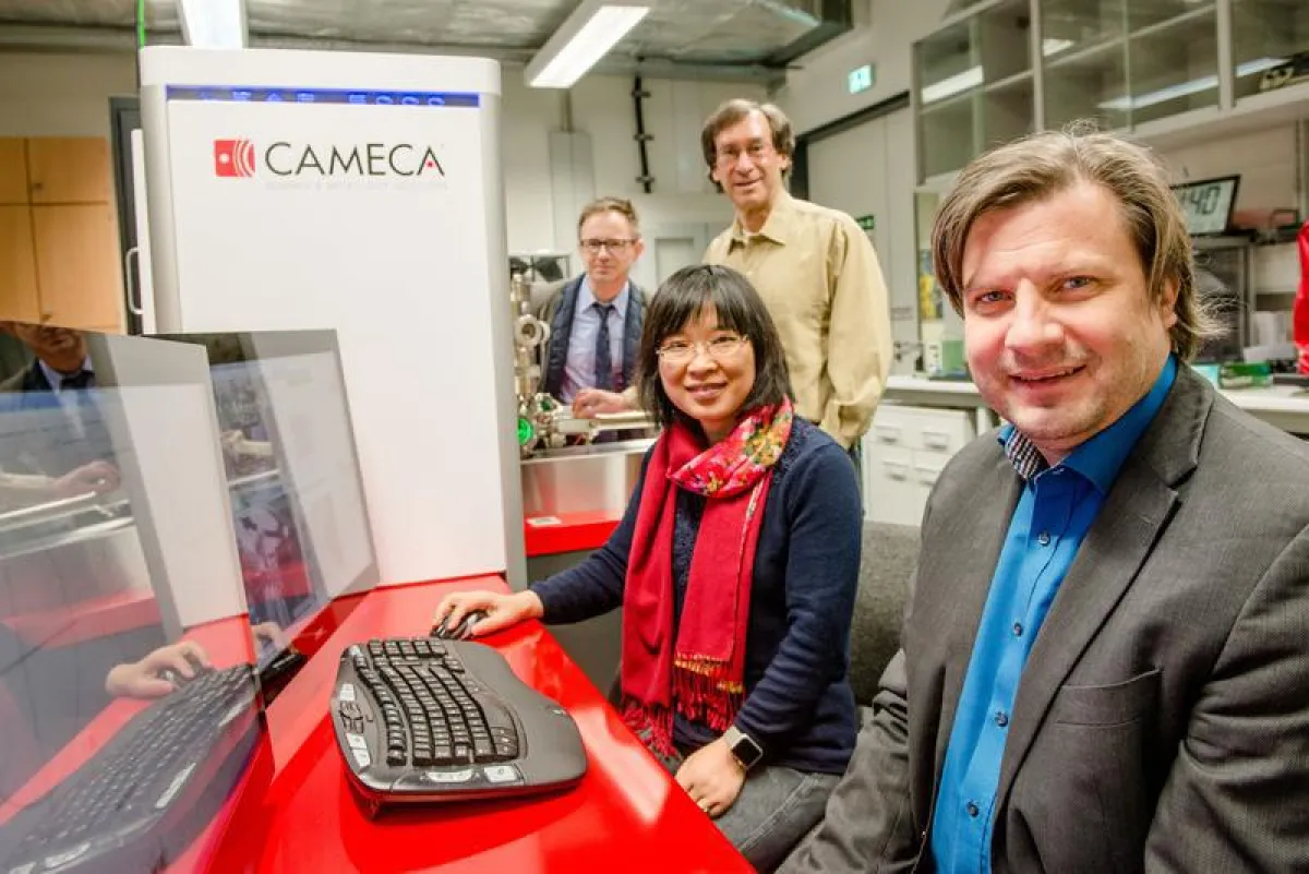 Prof. Dr. Alfred Ludwig, Dr. Yujiao Li, Alan Savan und Dr. Aleksander Kostka (von vorn nach hinten) (© RUB, Marquard)