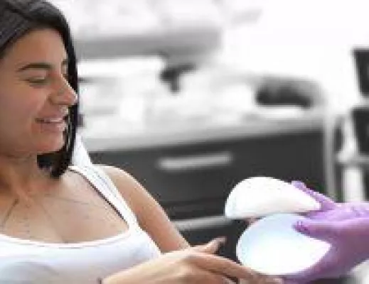 Bild: Schmerzhafte Brustvergrößerung nach Schönheits-OP - Wieviel Schmerz ist noch normal?