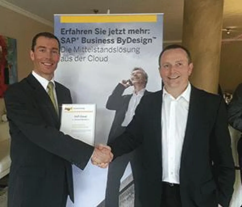 Pascal Nass (rechts, Head of Global Channel Development - Cloud Solution bei SAP AG) gratuliert Mari