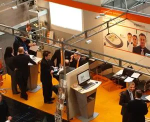 Bild: CeBIT-Besucher zeigten sich von Praxisbeispielen zur e-Signatur der signotec GmbH beeindruckt