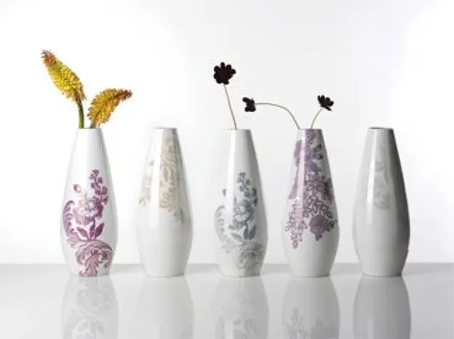 Flower Power bei woonio.de: Designer Vasen mit Print-Tattoo verzieren Bild: Flower Power bei woonio.de: Designer Vasen mit Print-Tattoo verzieren