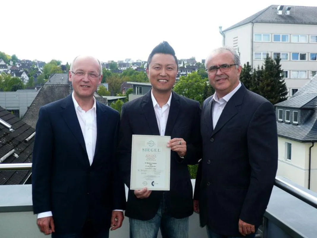 Freut sich mit seinem Oberarztteam über die Bestätigung der qualitätsgesicherten Hernienchirurgie: C