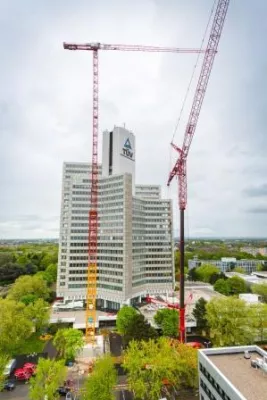 Bild: Der Koloss von Köln – höchster freistehender WOLFF Kran erneuert Fassade des TÜV Rheinland Hochhauses