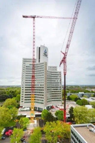 Bild: Der Koloss von Köln – höchster freistehender WOLFF Kran erneuert Fassade des TÜV Rheinland Hochhauses