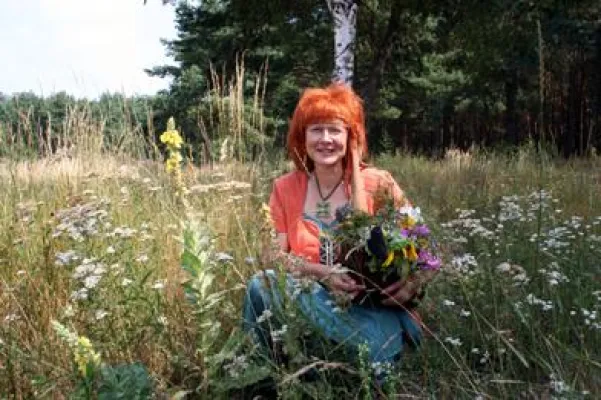 Bild: Kräuterexpertin der Dübener Heide: Brennnessel und Löwenzahn helfen gegen die Frühjahrsmüdigkeit