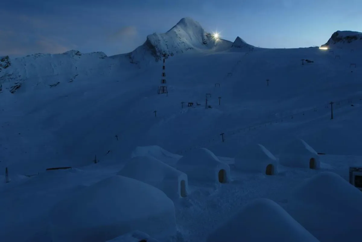 Morgendämmerung im Volvo XC ICE CAMP