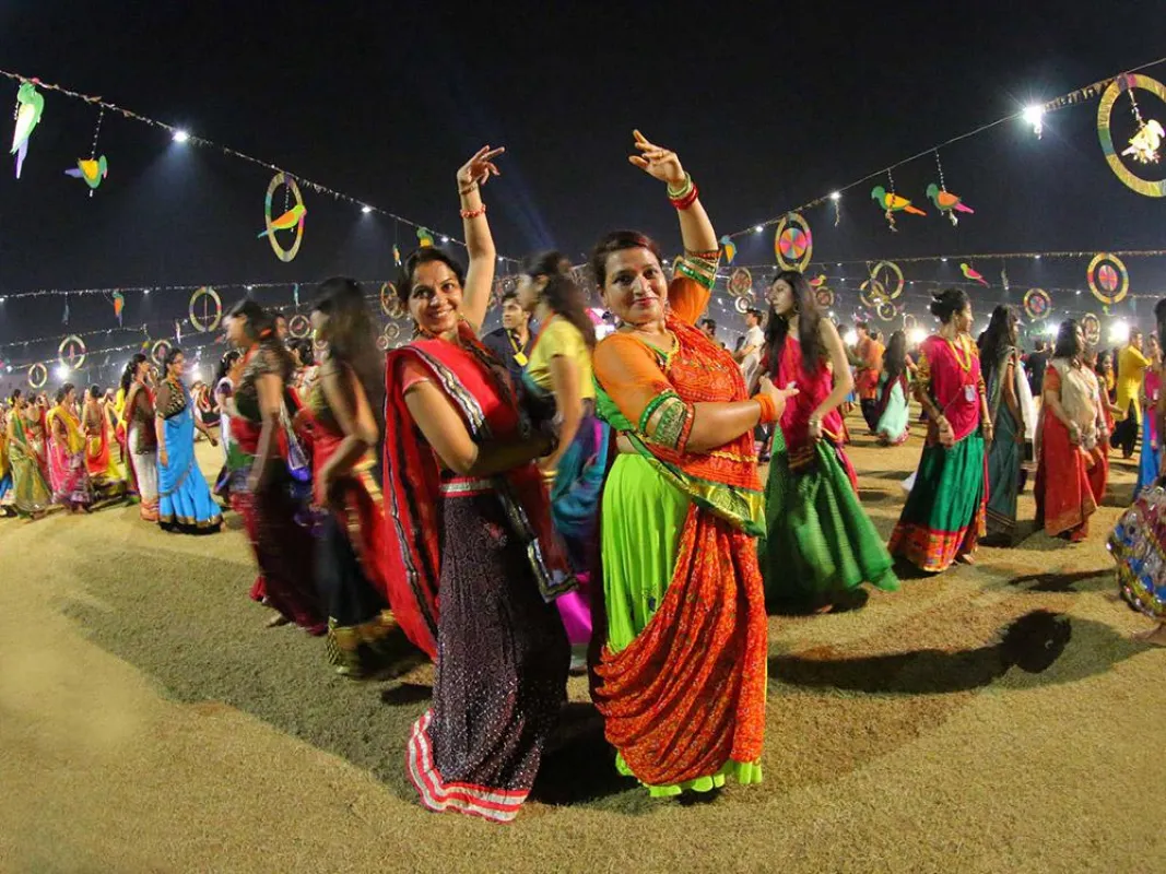 Tanzende Frauen beim Navrati-Fest