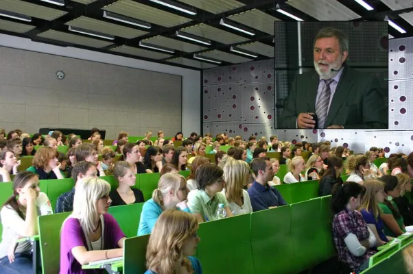 Peter Hauptvogel vom Air Berlin-Bordmagazin zu Gast an der Hochschule Harz (FH) Bild: Peter Hauptvogel vom Air Berlin-Bordmagazin zu Gast an der Hochschule Harz (FH)