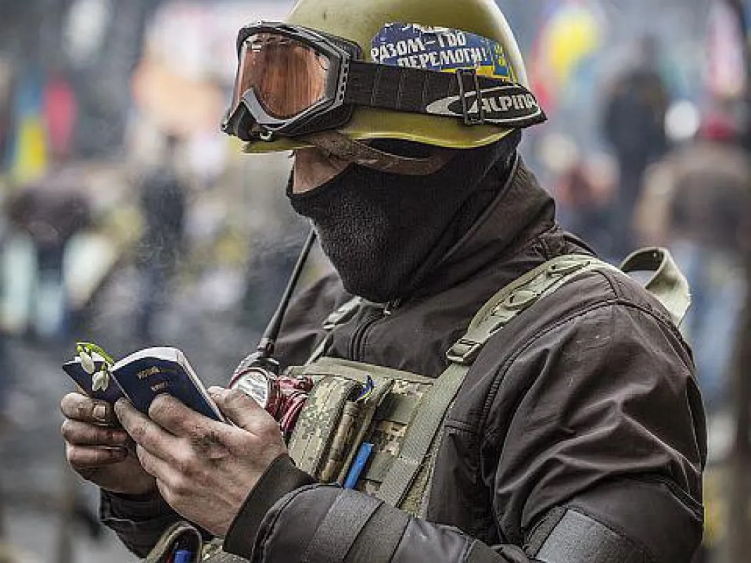 Soldat mit Bibel auf dem Maidan / Foto: Weltbibelhilfe