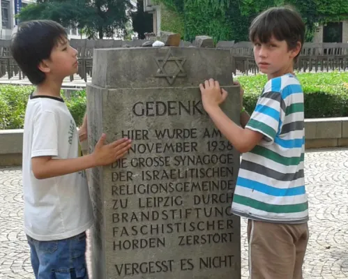 Bild: Stolperstein und Gedenkkonzert am 9. September für den jüdischen Kantor und Leipziger Musiker Samuel Lampel