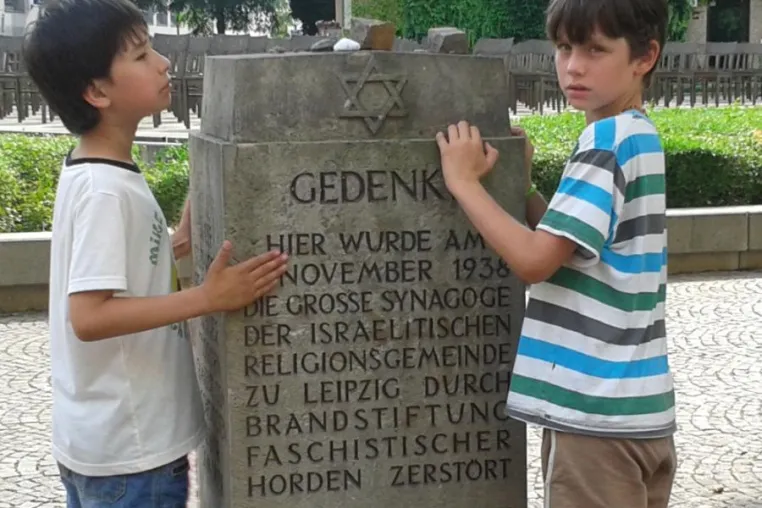 Bild: Stolperstein und Gedenkkonzert am 9. September für den jüdischen Kantor und Leipziger Musiker Samuel Lampel
